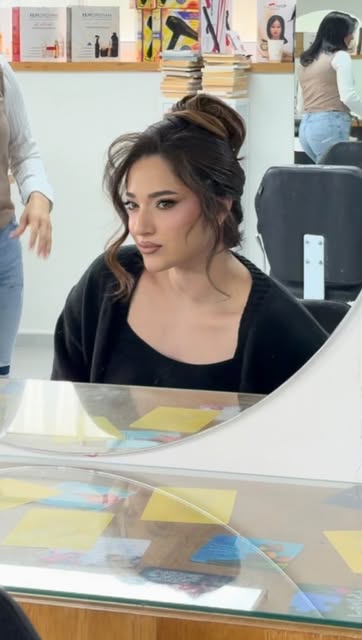 תסרוקת אסופה בסלון